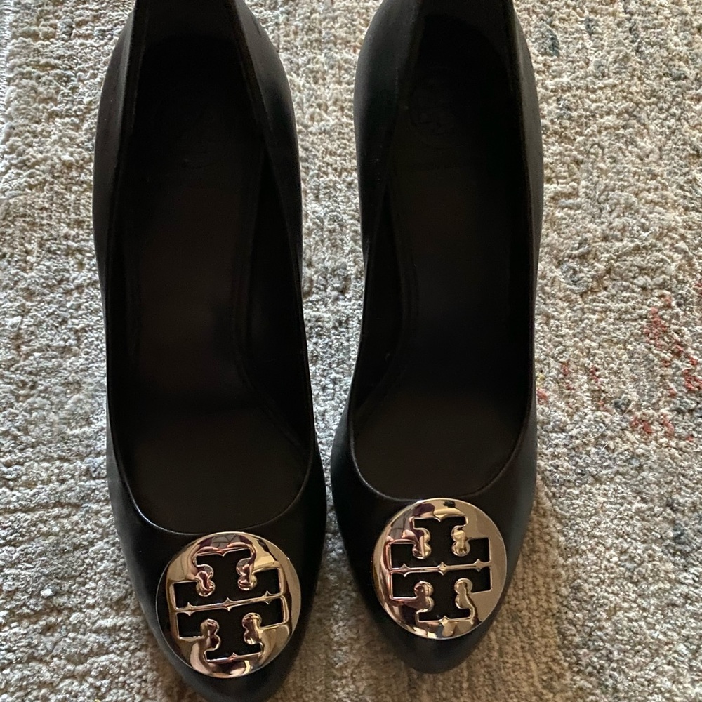 Tory Burch heels size 5 barely worn.